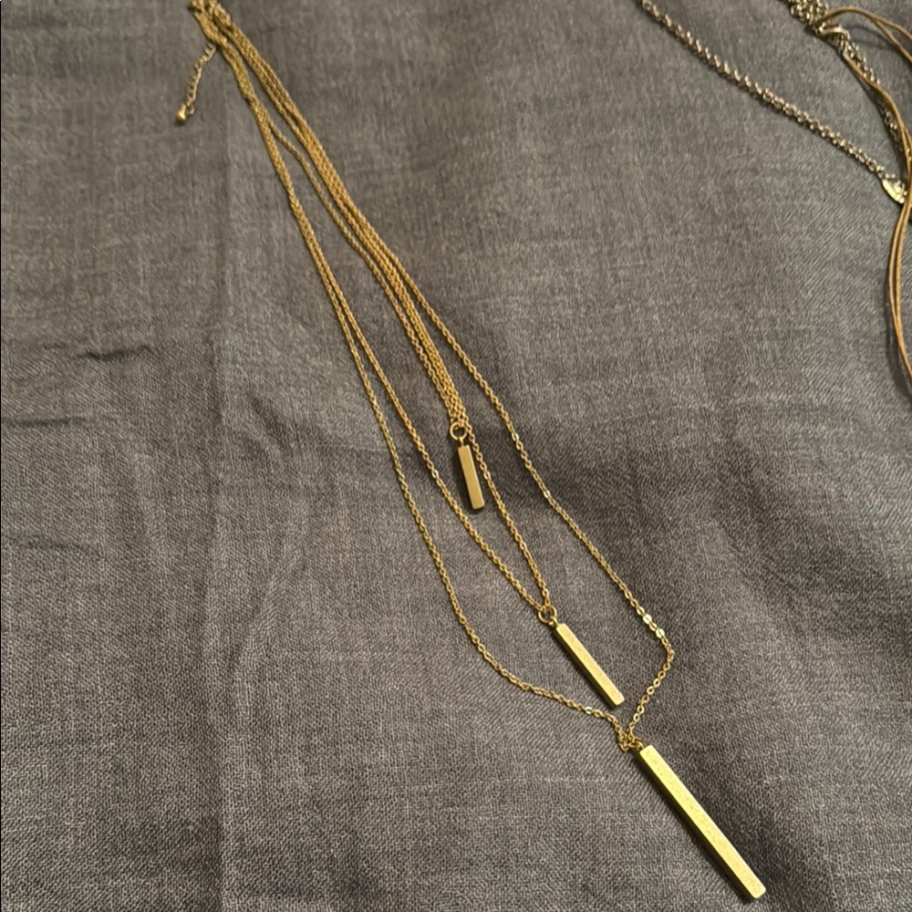 Elegant Gold Necklace with Minimalist Pendant